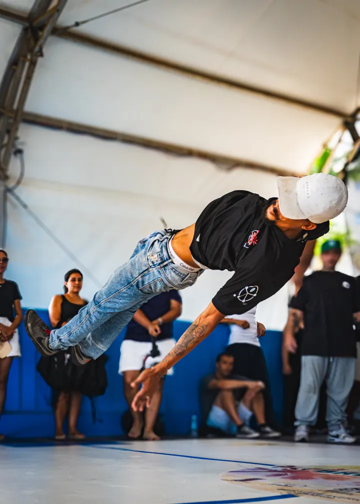 Atletas em uma competição de Breaking