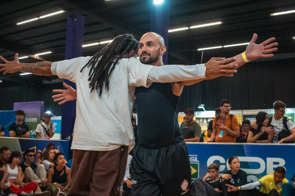 B-boys se cumprimentam após uma apresentação de Breaking
